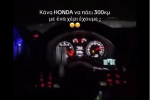 Βύρωνας: Τροχαίο με δύο τραυματίες - ΙΧ συγκρούστηκε με μοτοσικλέτα [βίντεο]