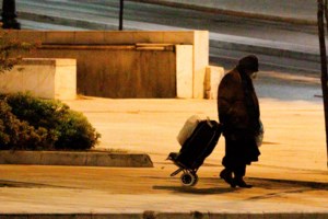 Έξωση 90χρονης: Πολίτης παραχώρησε μονοκατοικία για τη γιαγιά, τον εγγονό και τον σκύλο τους