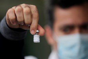 Κορονοϊός: Ξεκινά αύριο ο μαζικός εμβολιασμός σε υγειονομικούς και γηροκομεία - Ανησυχία για τις ελλείψεις - εικόνα 4