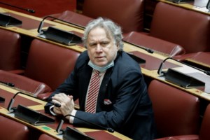 Καυστικός Πέτσας για το "Μένουμε όρθιοι ΙΙ": Μένει ίδιος ο Τσίπρας, αγκαλιά με το "λεφτόδεντρο"