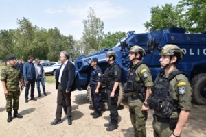 Προεκλογική επίσκεψη Θεοδωρικάκου σε ΑΤ Ομόνοιας, με κάμερες και φωτογράφους: Υποσχέθηκε (ξανά) ενίσχυση της αστυνόμευσης [βίντεο]