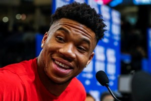 Ο Αντετοκούνμπο ανέβασε φωτογραφία με τον νεογέννητο γιο του και... απειλεί ότι ίσως τη διαγράψει [Εικόνα]