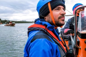 Η αριστερή στροφή της Δέσποινας Βανδή: Τα συγχαρητήρια στον διασώστη Ιάσονα Αποστολόπουλο και η βόλτα στα Εξάρχεια