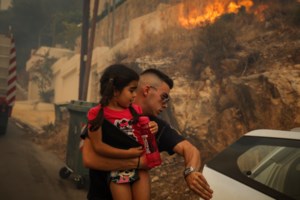 Φωτιά στη Βούλα: Στη ''μάχη'' για την αντιμετώπιση της πυρκαγιάς πάνω από 150 αστυνομικοί και 48 οχήματα