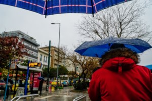 Καιρός: Χιονίζει στην Πάρνηθα - Διακόπηκε η κυκλοφορία από το ύψος του καζίνο