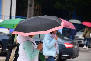 Αλλάζει ο καιρός: Από τη ζέστη του Σαββάτου στην ψύχρα της Κυριακής με μπόρες και βοριάδες