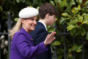 H γοητεία της απλότητας: Η Δούκισσα Σόφι μαγνήτισε τα βλέμματα με μια κομψή και αέρινη εμφάνιση - εικόνα 5