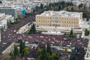 Τέμπη - "Ξύλο" στη Θεσσαλονίκη - Αντιεξουσιαστές χτυπούν με πρωτοφανή βιαιότητα άτομα που κρατούσαν ελληνικές σημαίες