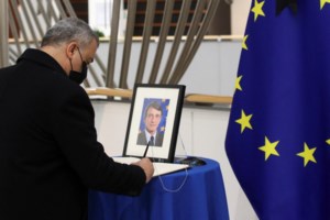 Νταβίντ Σασόλι: Τυλιγμένο με τη σημαία της ΕΕ το φέρετρο - Στη Ρώμη οι Ευρωπαίοι ηγέτες για την κηδεία [εικόνες] - εικόνα 6