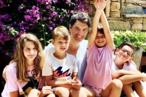 Σάκης Ρουβάς: Η εντυπωσιακή οικογενειακή φωτογραφία κάτω από το χριστουγεννιάτικο δέντρο [Εικόνα]