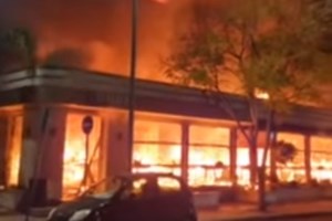 Μεγάλη φωτιά σε πολυκατοικία στη Χαριλάου Τρικούπη