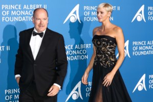 Εν μέσω φημών περί διαζυγίου: Η Σαρλίν εμφανίστηκε με μάξι ασημί φόρεμα και μεγάλo σκίσιμο - εικόνα 9