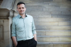 "Μεγάλη η ανηφόρα μα θα σε βγάλει ο λαός να κυβερνάς τη χώρα": Ο Χάρης Δούκας περιοδεύει στην Κρήτη και τον κερνάνε μαντινάδες