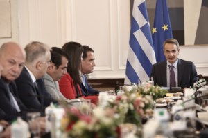 Τι συμβαίνει στην αίθουσα του υπουργικού πριν φθάσει ο Μητσοτάκης - Για πρώτη φορά φωτογραφίες - εικόνα 3