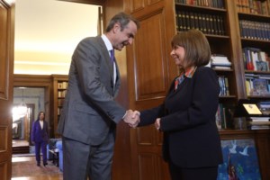 Επίσκεψη Σακελλαροπούλου σε βιβλιοπωλείο στο κέντρο της Αθήνας ενόψει των Χριστουγέννων [εικόνες]