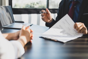 Μέτρα για επιχειρήσεις και νοικοκυριά: Φθηνότερα κεφάλαια και μείωση εισφορών - Ρύθμιση για δανειολήπτες με κόκκινα δάνεια