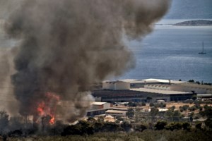 Πυροσβεστική: Μαίνονται τα μέτωπα στην πυρκαγιά στη Δ. Αττική - Η τελευταία εικόνα από τις φωτιές