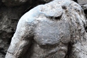 Σημαντική ανακάλυψη στην Επίδαυρο: Βρέθηκε άγαλμα γυναίκας με χιτώνα