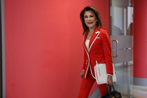 Η "κόκκινη" Γιάννα στον Περισσό υπό το βλέμμα του Λένιν, του Άρη Βελουχιώτη και του Φιντέλ Κάστρο