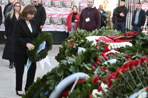 Εκατοντάδες πολίτες προσέρχονται στο Πολυτεχνείο για να αφήσουν ένα λουλούδι [εικόνες] - εικόνα 10