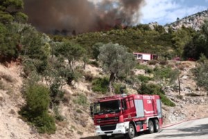 Θεσσαλονίκη: Στις φλόγες δύο αυτοκίνητα και μία μηχανή σε πυλωτή πολυκατοικίας στην Τούμπα [εικόνες - βίντεο] - εικόνα 4