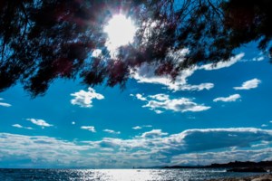 Από την κακοκαιρία στα... 30άρια: Φτιάχνει από σήμερα ο καιρός, ανεβαίνει η θερμοκρασία