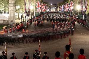 Αποθέωση για Κάρολο, Γουίλιαμ και Κέιτ που βγήκαν από το Μπάκιγχαμ για να χαιρετίσουν όσους περιμένουν την αυριανή στέψη