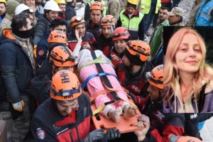 Σεισμός στην Τουρκία: Τουρκοαρμενικό σύνορο άνοιξε έπειτα από 35 χρόνια για να περάσει ανθρωπιστική βοήθεια [εικόνες]