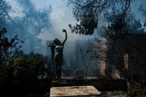 Φωτιά στην Κορινθία: Κρίσιμη νύχτα - Αγωνία για τις αναζοπυρώσεις σε Καλκάνι και Παγιαναίικα