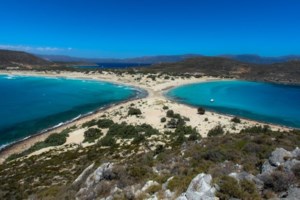 "Μόνο 450 ευρώ στην πρώτη σειρά": TikToker εξαγριώνει τα social για τις "φθηνές" ξαπλώστρες στη Μύκονο