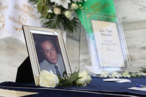 Ρίκα Βαγιάννη: Συγκινητική στιγμή - Ο γιος της, Οδυσσέας Στεφανής στην κηδεία του παππού του, Γιάννη Διακογιάννη