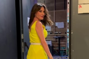Στιλάτη στις Σπέτσες η Τατιάνα Στεφανίδου: Η κοντή καπαρντίνα και η Chanel τσάντα που σέταρε με τα loafers της - εικόνα 3