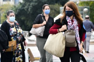 Απαράδεκτο: Παιδάκι φιλάει το φέρετρο του Μητροπολίτη Λαγκαδά που πέθανε από κορονοϊό - Ιερείς προσκυνούσαν χωρίς μάσκα [Βίντεο]