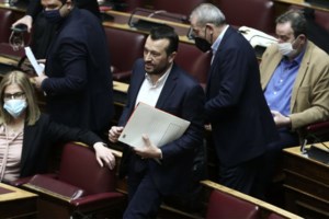 Βουλή: Σιωπή Τσίπρα για το παραλήρημα Πολάκη περί "δοσίλογων και μαυραγοριτών"