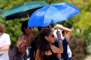 "Λιώνει" και τη νύχτα η Αθήνα: Δεν έχει πέσει κάτω από 30° C η ελάχιστη θερμοκρασία επί 10 ημέρες, λόγω καύσωνα [χάρτες] - εικόνα 3