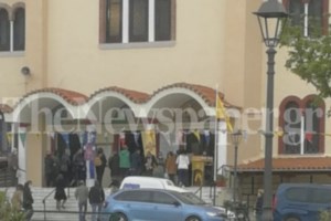 Κορονοϊός: Συγκλονιστική εικόνα σε ΜΕΘ - Νοσηλεύτρια κρατάει τάμπλετ για να μιλήσει ασθενής με συγγενή της - εικόνα 2