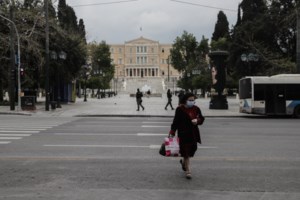 Από απόσταση οι έλεγχοι της ΕΛ.ΑΣ στους πολίτες για την απαγόρευση κυκλοφορίας- Μετά τις διαμαρτυρίες - εικόνα 2