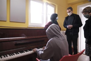 Μητσοτάκης: Άκουσε διαδικτυακά κάλαντα με την κόρη του στο πλευρό του [βίντεο]