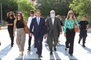 Δίκη Φιλιππίδη - Μαρτυρία φωτιά: Δεν θα δεις θέατρο ούτε από το πεζοδρόμιο" - Χωρίς χειροπέδες ο ηθοποιός στο δικαστήριο