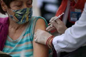 Κορονοϊός: Σύσταση για 4η δόση στους άνω των 60 ετών με υποκείμενα νοσήματα - Τι ισχύει για τους άνω των 30 - εικόνα 3