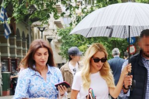 Μαθήματα μόδας από την 89χρονη Μάρω Κοντού: Στιλάτη με total white και απίθανο φλοράλ μπλέιζερ στην Αθήνα - εικόνα 4