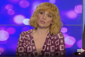 Ελεονώρα Ζουγανέλη: Την κατηγορούν για "μεγάλη ασέβεια" - Έψαλε το "Χριστός Ανέστη" με παντελόνι στην "Ωραία Πύλη" ναού - εικόνα 2