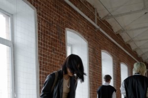 Πύργος: Βίντεο-ντοκουμέντο με το bullying που έκαναν στον Θύμιο έξω από το σπίτι του - Του έριχναν φωτοβολίδες - εικόνα 2