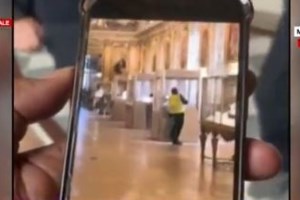 Ληστεία στο Λούβρο: Ανθρωποκυνηγητό για τους τέσσερις δράστες που διέφυγαν με σκούτερ - Δέσμευση Μακρόν ότι τα κοσμήματα θα βρεθούν