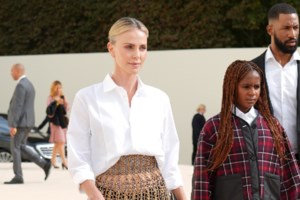 Σαρλίζ Θερόν: Μια κούκλα με total black - Ο τρόπος που συνδύασε το σιθρού τοπ της για να είναι στιλάτη και όχι προκλητική - εικόνα 2