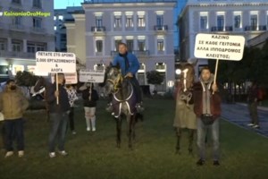 Αμφιλοχία: Άγρια άλογα καλπάζουν στην Ιονία Οδό [Βίντεο]