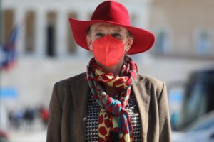 Ο Κώστας Βαξεβάνης στηρίζει την Ολλανδή δημοσιογράφο με κόκκινο καπέλο και κόκκινη μάσκα - Χαμός στα social - εικόνα 8