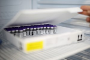 ΗΠΑ: Εγκρίθηκε από τον FDA η κατεπείγουσα χρήση δύο συνθετικών αντισωμάτων από τη φαρμακευτική Eli Lilly