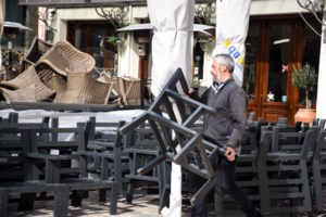 Ανοιγμα εστίασης, εμπορικών κέντρων, SMS και πώς θα περάσουμε το Πάσχα: Συνεδριάζουν οι λοιμωξιολόγοι