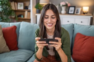 Νιου Τζέρσεϊ: Γυναίκα έξαλλη με το Ισραήλ κάνει κομματάκια ελληνικές σημαίες επειδή τις μπέρδεψε με... ισραηλινές